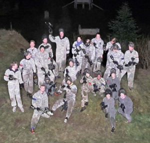 En gruppe kammerater i højt humør efter Paintball kamp.