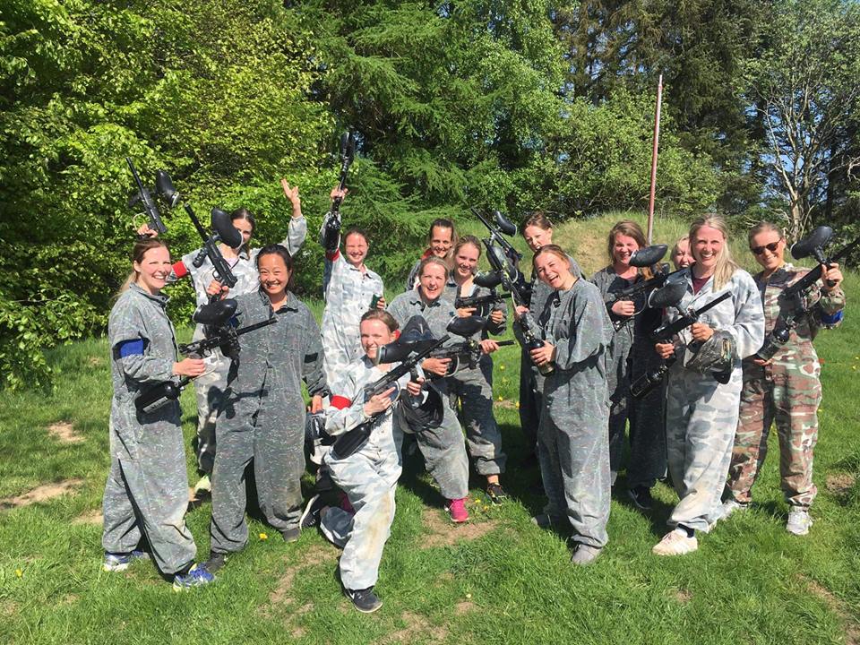 Pige polterabend klar til Paintball på Sprækkebjerg.