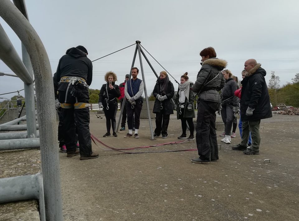 Kursister klar til Rappelling på toppen af Muren.