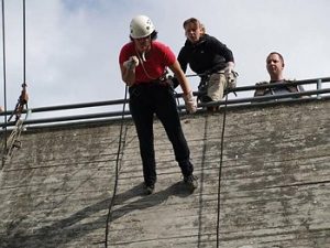 Kvinde klar til australsk rappelling på Muren.