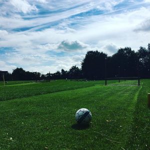 En fodbold ligger klar på fodboldgolfbanen.