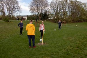 En gruppe spiller på hul nr. 13 på fodboldgolfbanen.