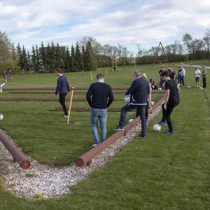 En gruppe igang med at gennemfører fodboldgolfbanen.