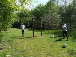 En sommerdag med spil på hul nr. 6 på fodboldgolfbanen.