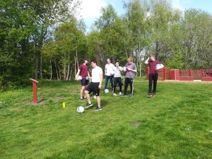 En gruppe klar til at spille hul 7 på fodboldgolfbanen.