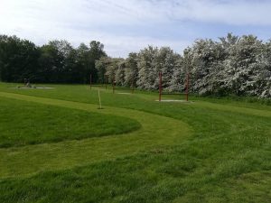 Sommerbillede af hul nr 8 på fodboldgolfbanen.