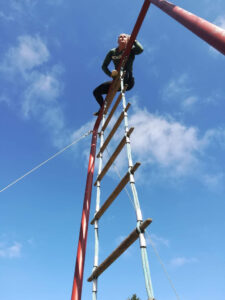 En deltager på toppen af 5-meterstigen