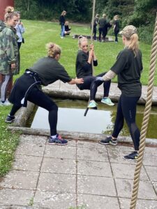 En kvinder svinger over vandgraven