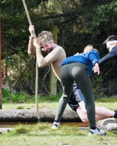 OCR deltager hjælper hinanden ved vandgraven