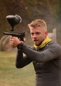 OCR deltager skyder med painball