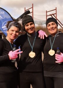 3 seje kvinder med OCR PÅ BJERGET medaljer