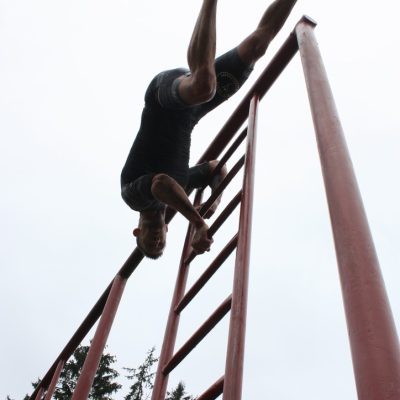 OCR deltager svinger over 5-meter stigen