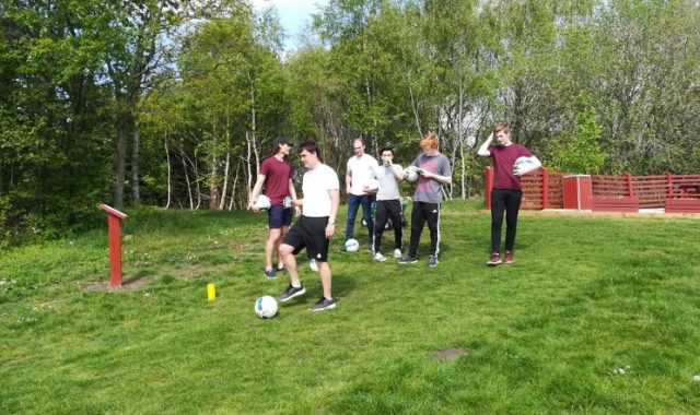 En gruppe klar til at spille hul 7 på fodboldgolfbanen.