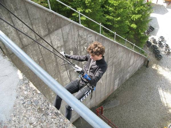 Blå mandags konfirmand igang med rappelling på Muren.