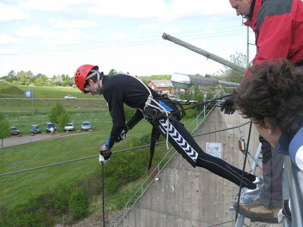 Konfirmand klar til australsk rappelling på Muren