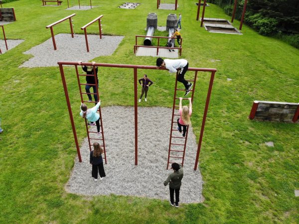 Elever på vej hen over 4 meter stigen.