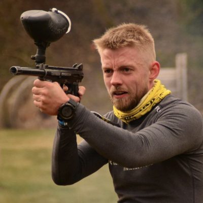 OCR deltager skyder med painball