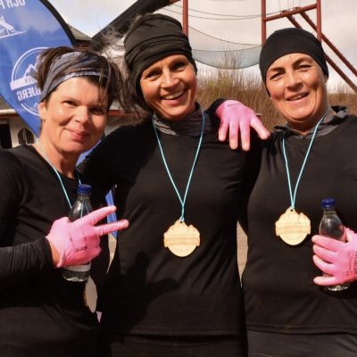 3 seje kvinder med OCR PÅ BJERGET medaljer